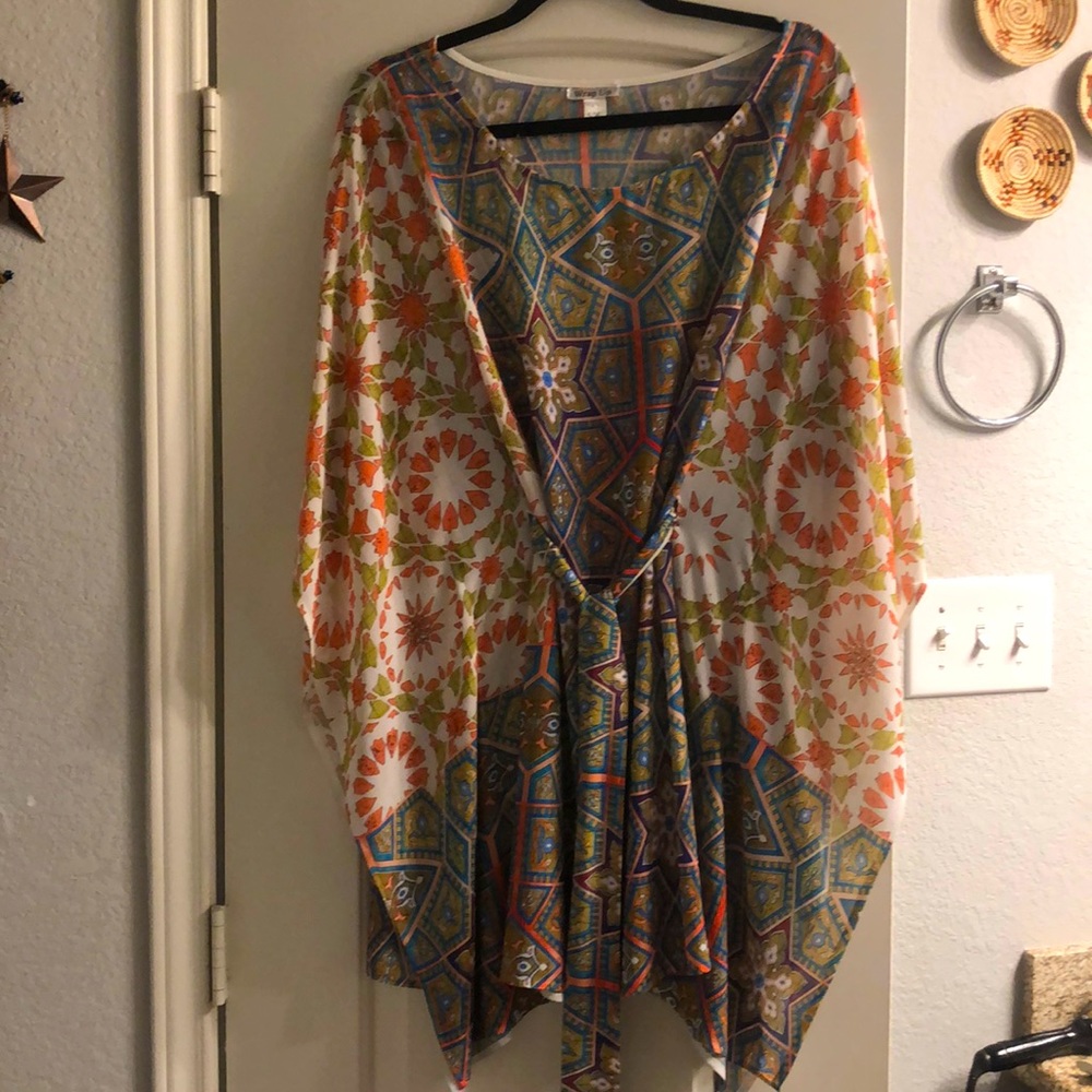Beautiful cover up or tunic! Can be worn tied in front or loose!